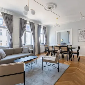  Apartment Large Flat With Canal View In Cph